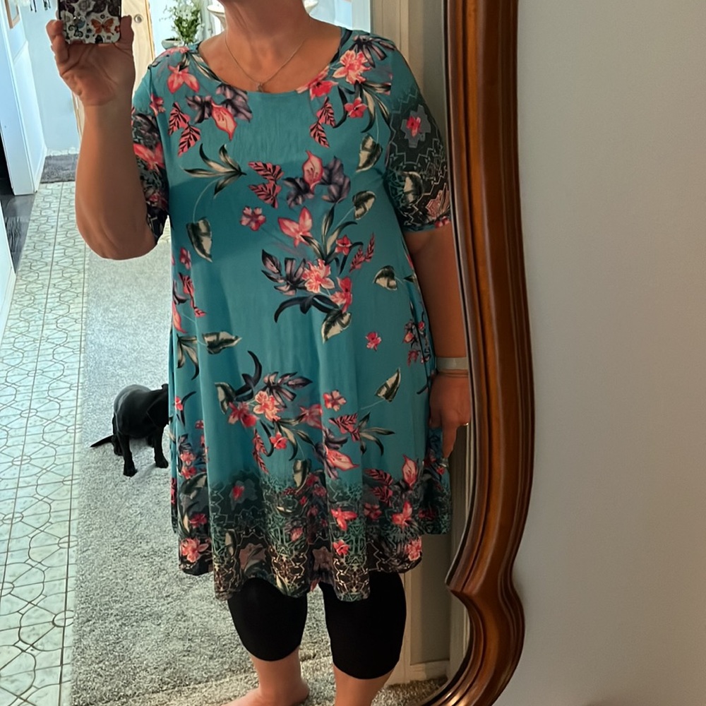 Cute boutique dress that is a midi length with short sleeves and hidden pockets